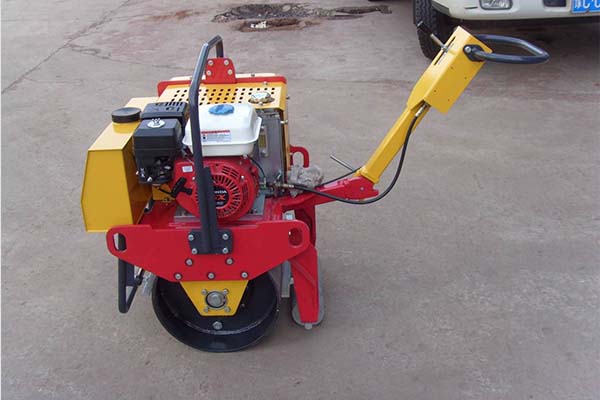 小型<a href='http://www.raalte.cn' target='_blank'>壓路機</a>